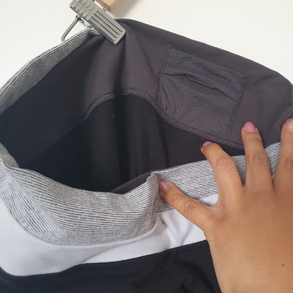 lululemon groove reversible stretch pant - size 6 (EUC) - Picture 3 of 3